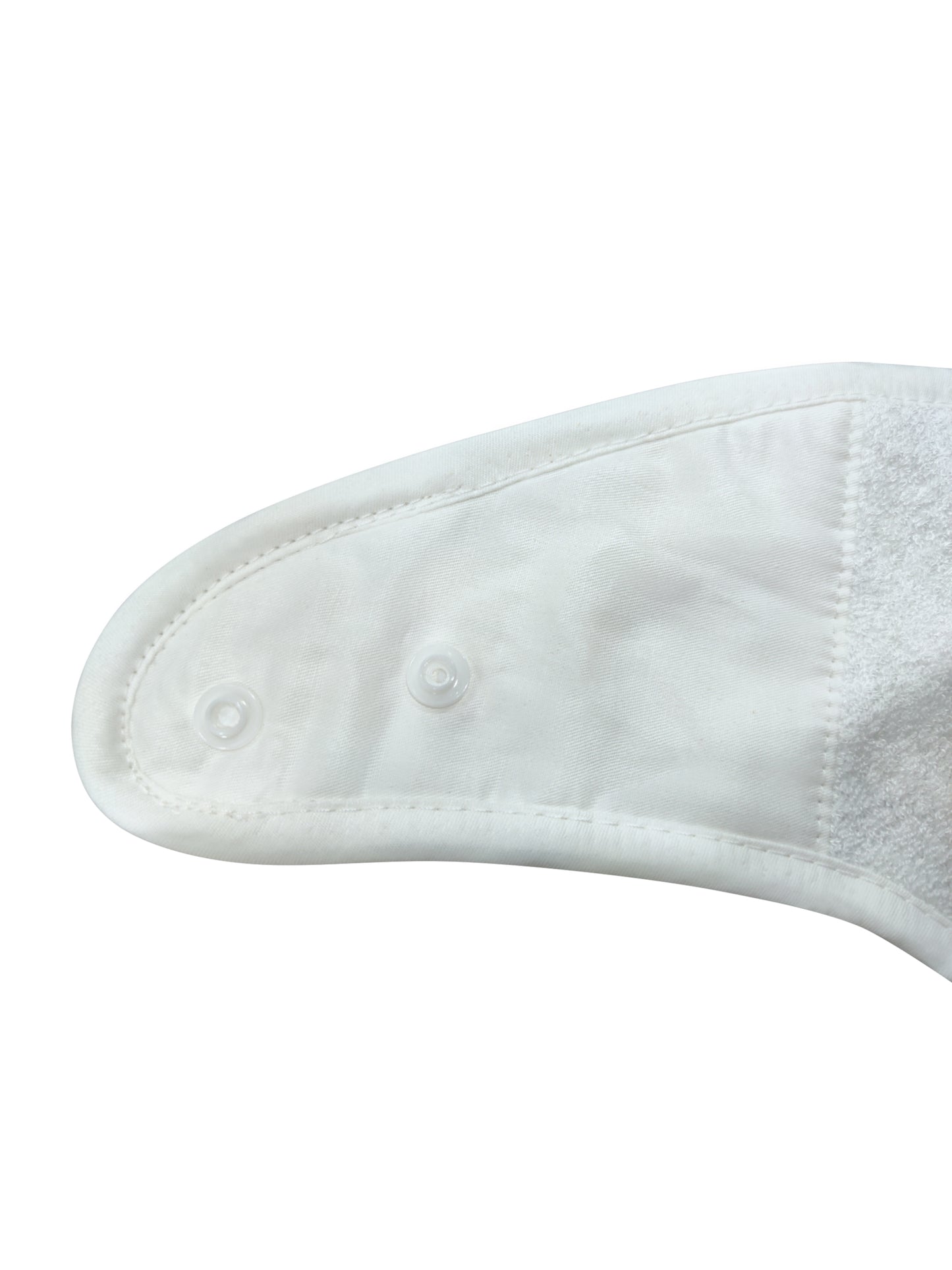 Détail des attaches à l’arrière du tablier de bain en bambou GRABENI