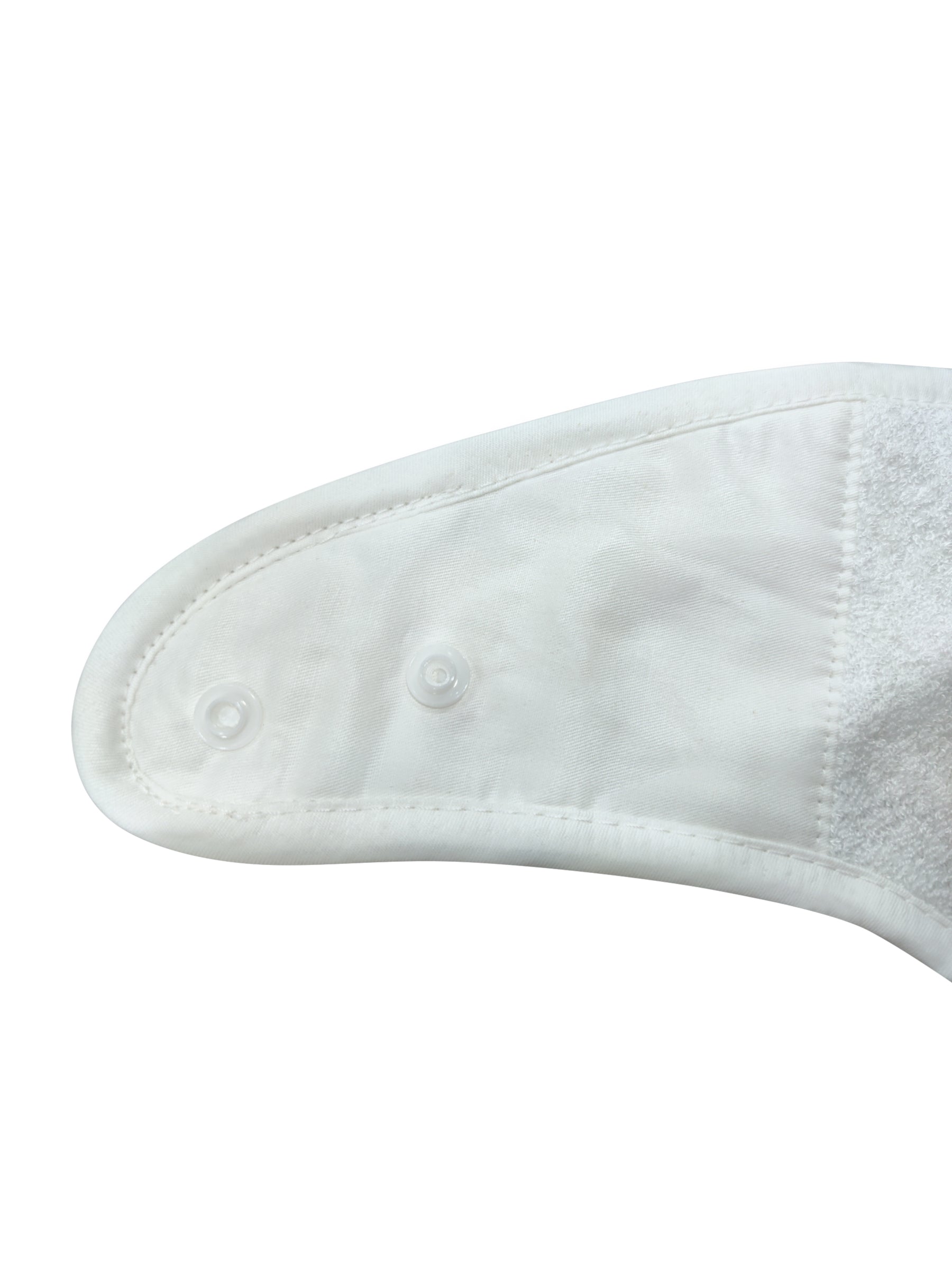 Détail des attaches à l’arrière du tablier de bain en bambou GRABENI